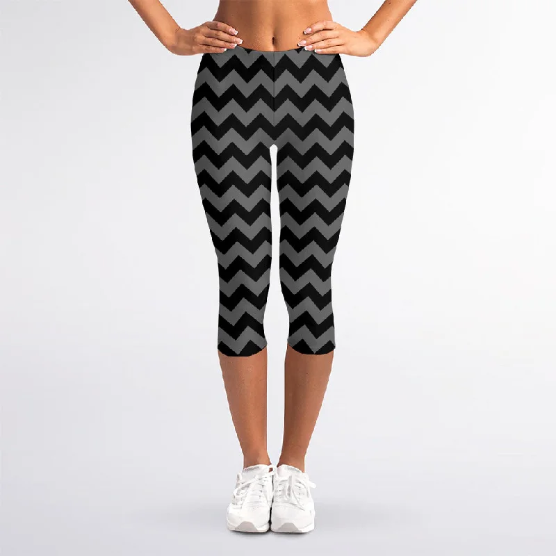 Grey And Black Chevron Pattern Print Women's Capri Leggings Comfortable Bootcut Workout Leggings