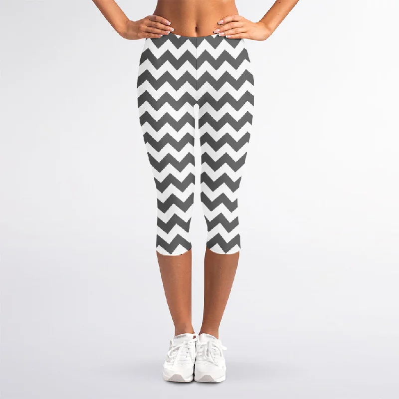 Grey And White Chevron Pattern Print Women's Capri Leggings Comfortable Slim Fit Leggings